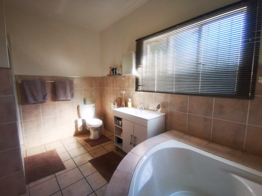 4 Bedroom Property for Sale in Langenhovenpark Free State